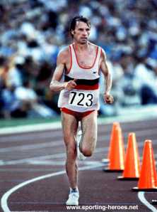 Carlos Lopes finishing a marathon. At this stage, even in fatigue, his form is still efficient and his foot plant balanced. 